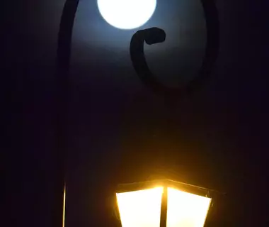 Le lune et les lampadaires 