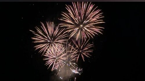 Le Roc de Peyre inaugure le premier des cinq feux d'artifice de Peyre en Aubrac