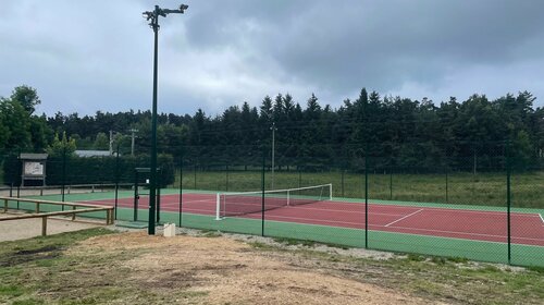 Des projecteurs pour le tennis et la pétanque