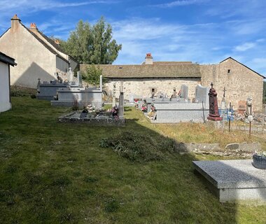 L'été pluvieux a favorisé la pousse de l'herbe au cimetière 