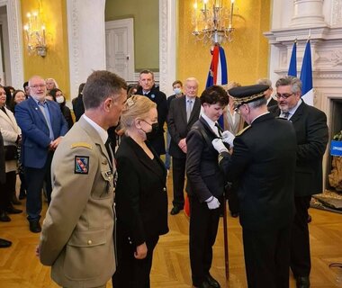 L'insigne de porte-drapeau remis à Farah MARQUES