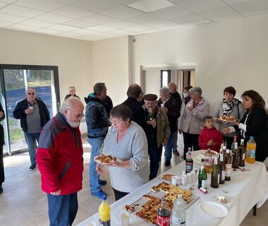 Le verre de l'amitié partagé à la salle des associations et de  la chasse