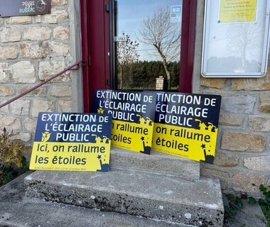 Extinction de l'éclairage public les panneaux sont arrivés 