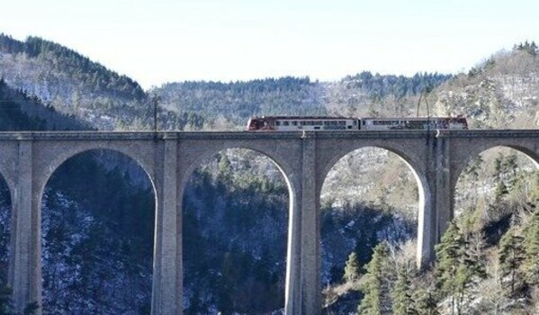 Et en sort avec le Viaduc de la Crueize, de l