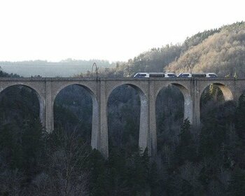 Un TER sur le viaduc de la Crueize