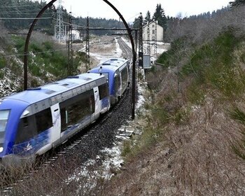 L'intercités à la sortie de la Gare de Saint Sauveur de Peyre avant son entrée dans le tunnel du Born