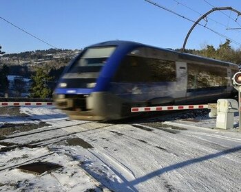 L'Intercités au passage à niveau de Laval